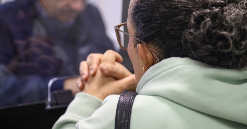 Usuaria narra su caso ante funcionario DT.