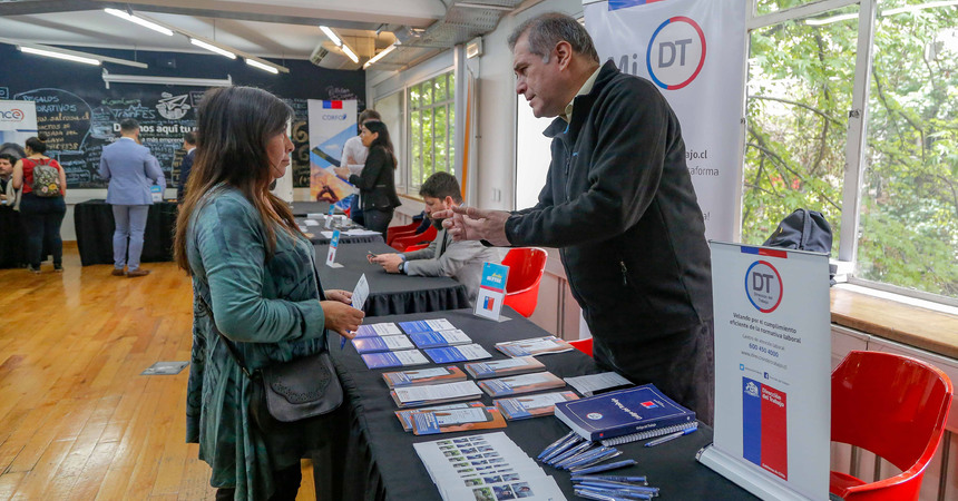 Dirección del Trabajo participa en feria informativa de servicios públicos