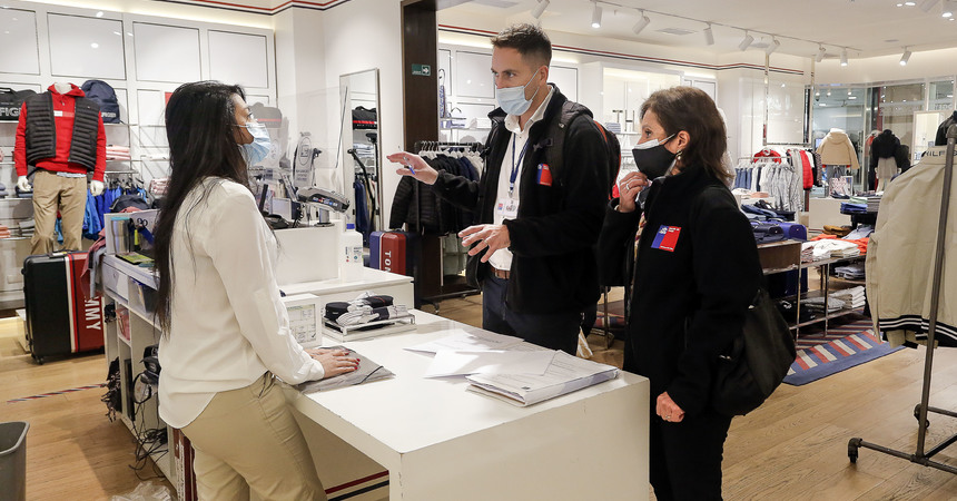 DT fiscaliza a locales de centro comercial en Las Condes en primer día sin cuarentena