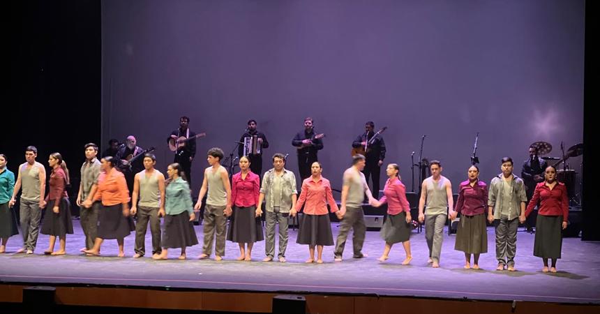 Bailarines en el acto