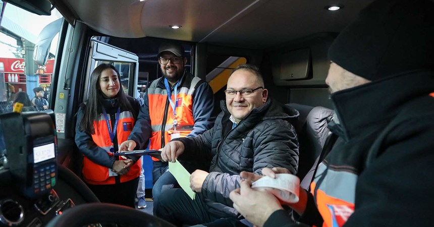 En su cabina. un chofer de un bus interprovincial sonríe a los fiscalizadores de la Dirección del Trabajo.