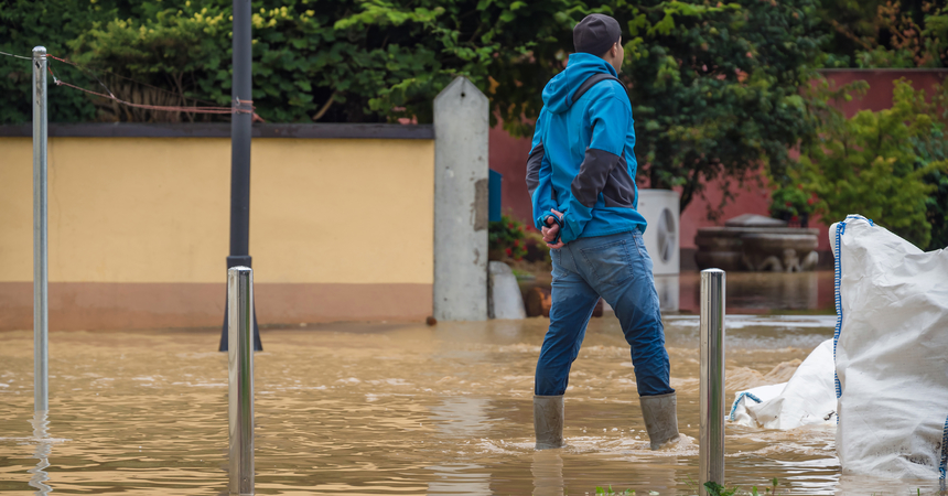 Hombre camina sobre terreno inundado por temporal