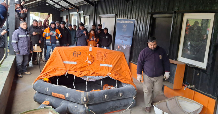 En un galpón, en tierra firme, un instructor enseña a un grupo de tripulantes de embarcaciones mercantes cómo armar un bote salvavidas.