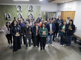 Un grupo de hombres y mujeres asistentes a la charla sobre mipymes posan de pie a la salida del auditorio del Ministerio del Trabajo y Previsión Social