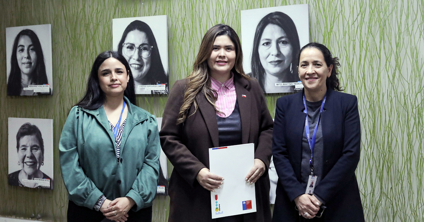 Tres mujeres que son jefas y autoridades de la Dirección del Trabajo y del Ministerio del Trabajo y Previsión Social posan al término de la actividad